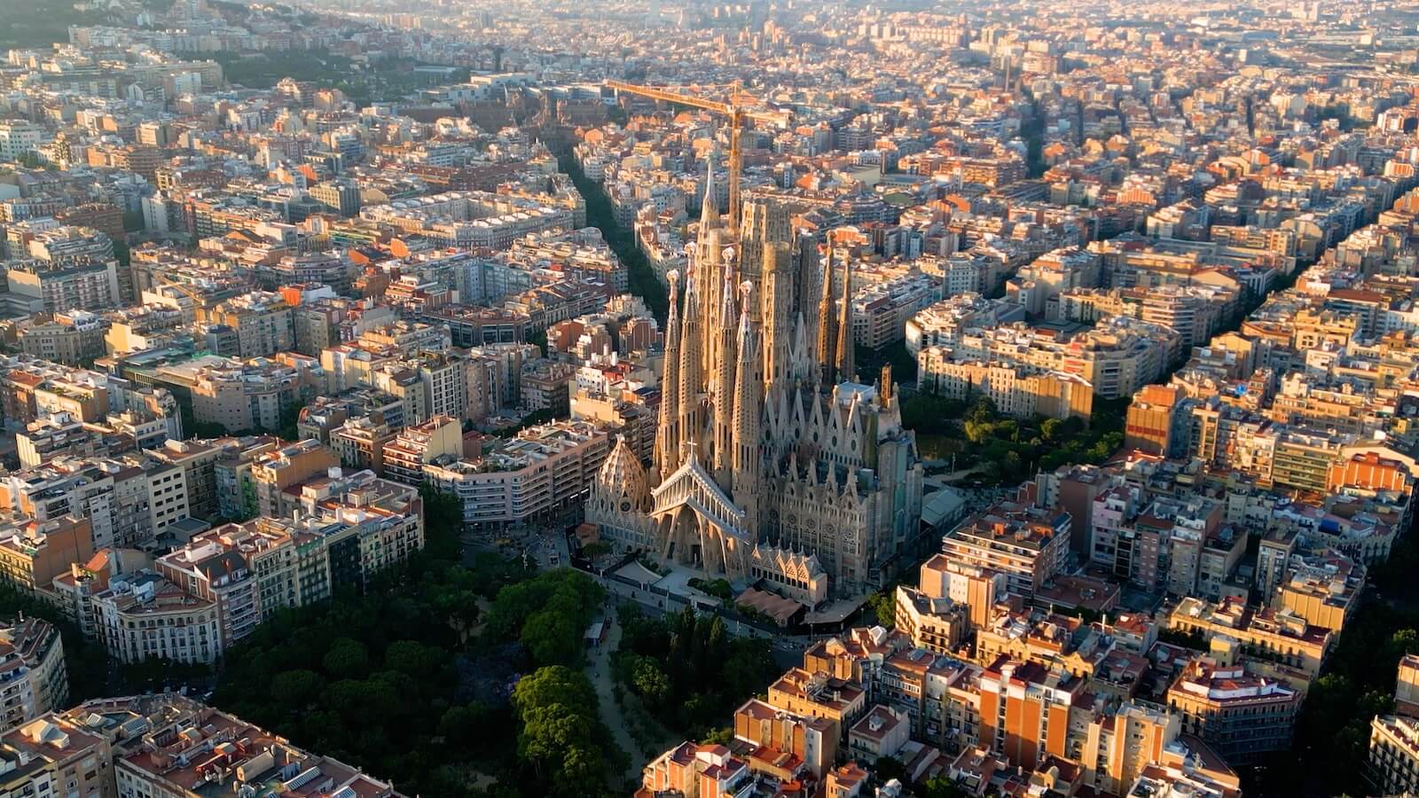 Vista aérea de Barcelona y la Sagrada Familia
